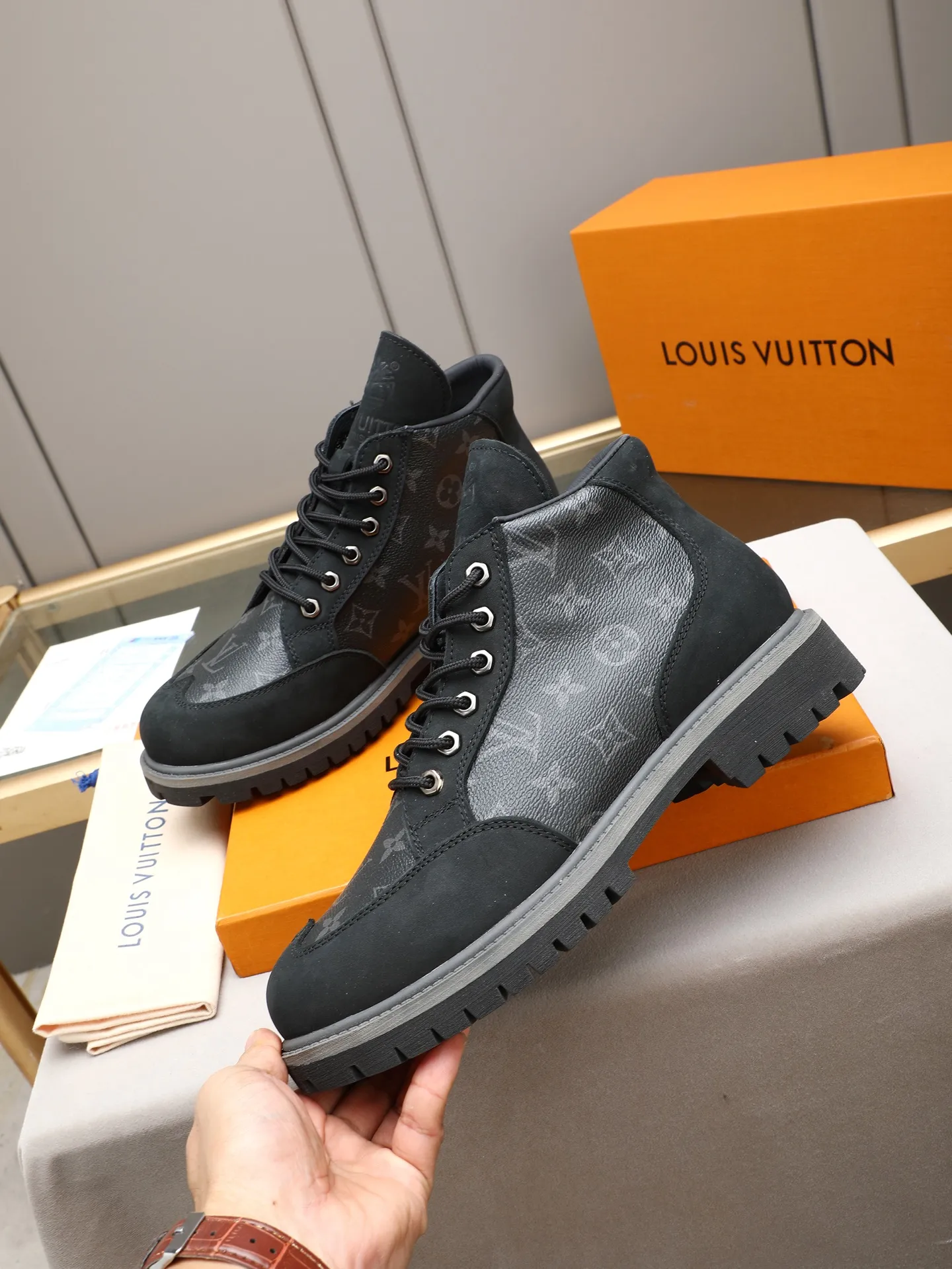 PP460 LOUIS VUITTON ss25 LV donkey brand new thick-soled lace-up big-toe shoes men's casual shoes high-top short boots. These boots are crafted from top-grain calf leather for a lightweight and comfortable fit. The thick EVA outsole is embellished with eye-catching ridges, and the trendy attitude of being both strong and soft makes it an everyday choice. ✔Upper: imported first-layer cowhide ✔Inner lining: sheep lining ✔Outsole: original molded outsole Size: 38-44 (45 customized)